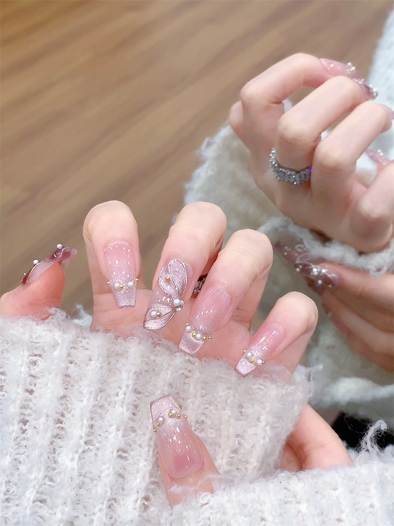 Zhitu hand-wears a 2025 New Year's model cat's eye nude pink Zhen Huan white mid-length almond nail patch